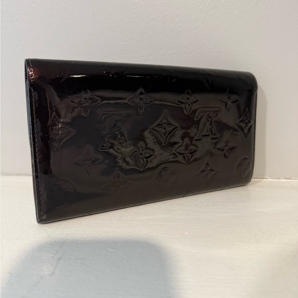 💎Louis Vuitton Vernis Sarah Wallet
Amarante Burgundy Excellent Condition - Picture 3 of 8